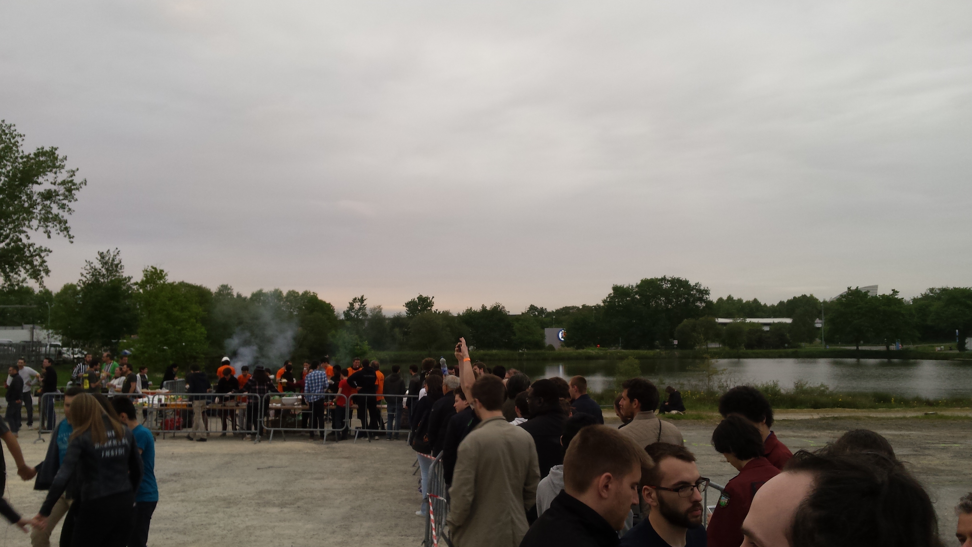 la queue pour le BBQ d'évolutek!